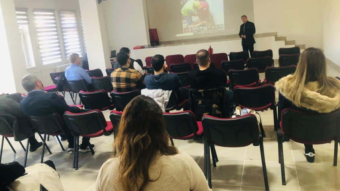 İlçemiz  Müdür  ve Müdür Yardımcılarına  yönelik  İşveren-İşveren Vekili İş Ekipmanları Periyodik Kontrolleri Bilgilendirme Semineri kurumumuzda verilmiştir.